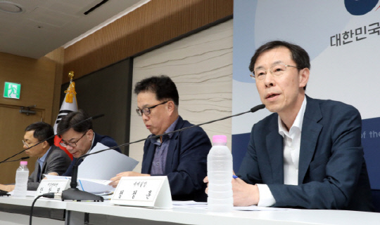 기획재정부 정정훈 세제실장(오른쪽)이 2024년 세수 재추계 결과 및 대응 방향에 관해 설명하고 있다. 연합뉴스